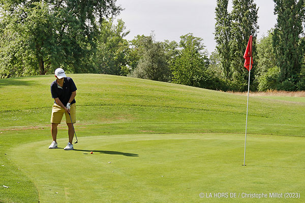 Golf, practice avec 50 pas de tir, parcours 9 trous.