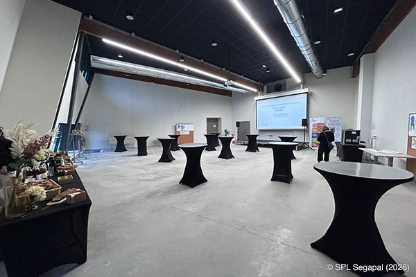Salle de conférence : Notre salle de conférence, pouvant accueillir confortablement 180 personnes, est l'endroit idéal pour une multitude d'événements.