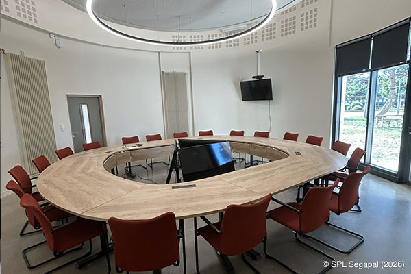 Salle du conseil : La salle du conseil, avec sa capacité d'accueil de 23 personnes et son aménagement, est parfaite pour des sessions de travail collaboratives.
