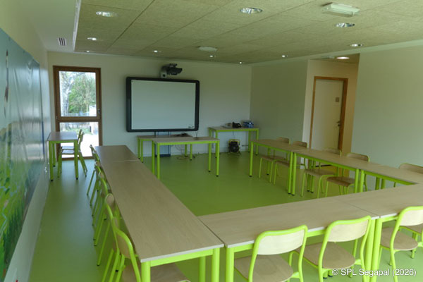 Profitez de la tranquillité et de la beauté naturelle du centre pédagogique de L'iloz' avec notre salle Guêpier.